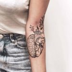 Tatuagem floral de Thiago Pinhas