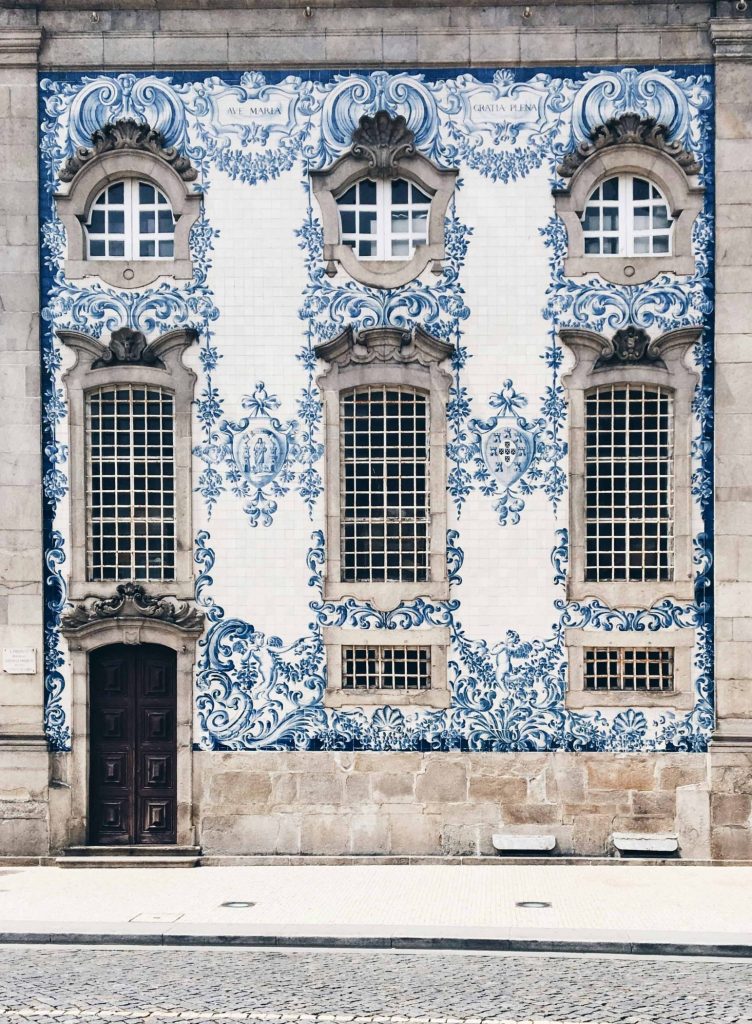 azulejos enfeitam igreja no Porto