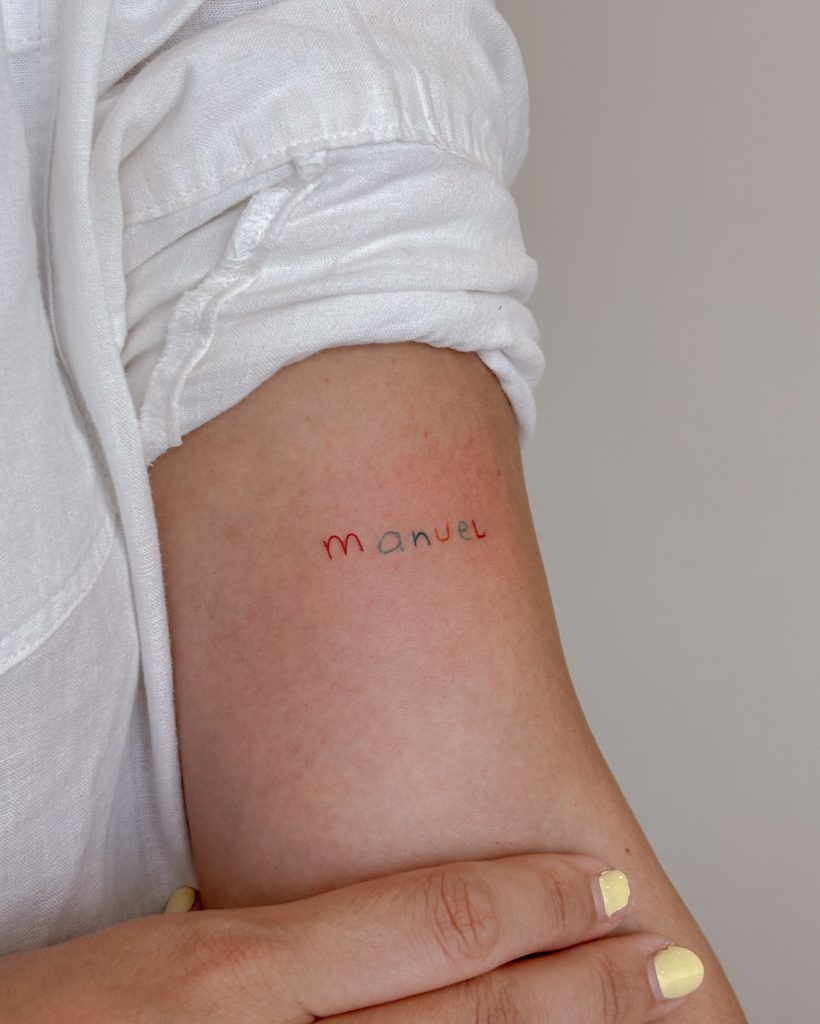 tatuagem de caligrafia do filho