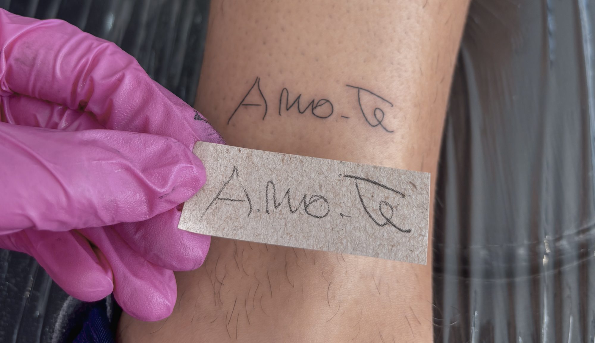 tatuagem de caligrafia de alguém especial em fineline por Katryn Kischlat